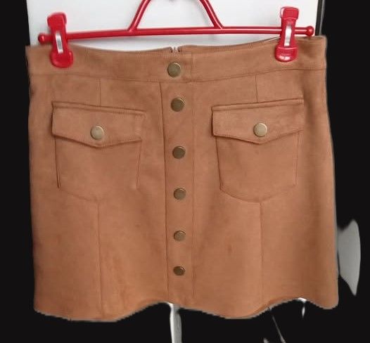 Jupe marron styl�e. Parfait �tat.
10 Violaines (62)