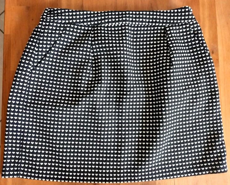 Jupe Noir avec c?urs
10 Wattrelos (59)