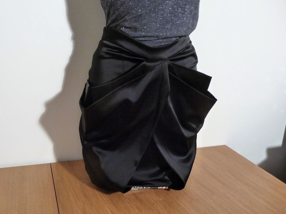 Jupe Noir � 2 Pans de chaque cot�- Taille 38- AnnaRita N 85 Paris 15 (75)