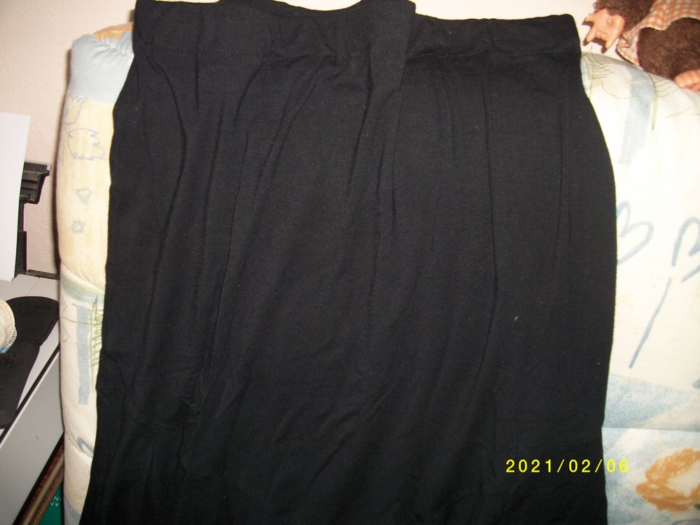jupe noir taille 42 ample TRES CHAUDE Vêtements