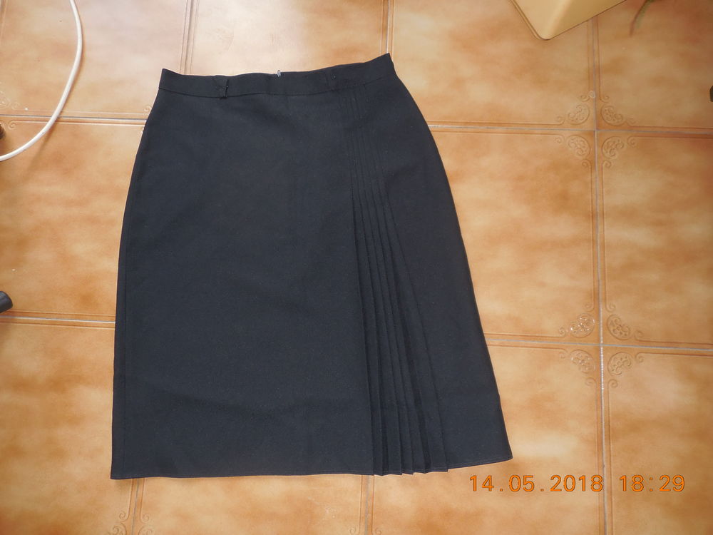 jupe noire avec 6 petits plis qui donnent de l'ampleur t 46 6 Sète (34)