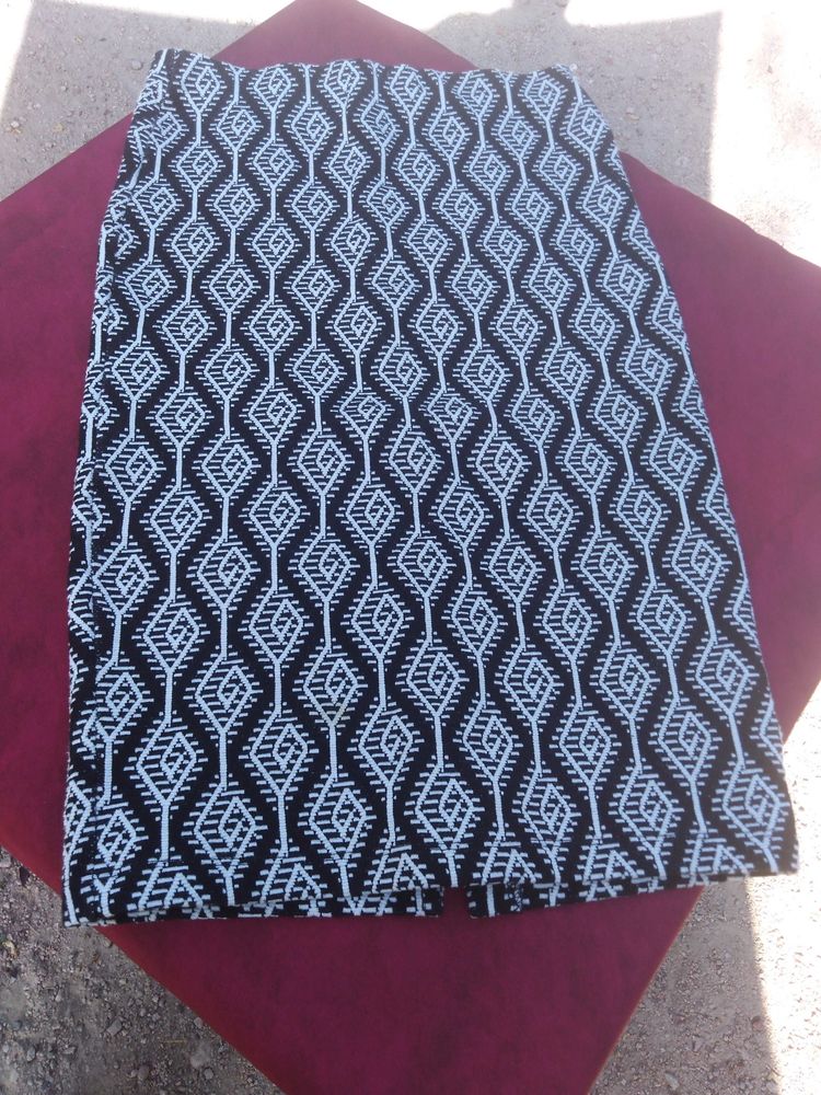 Jupe noire et blanche taille S 4 Avermes (03)