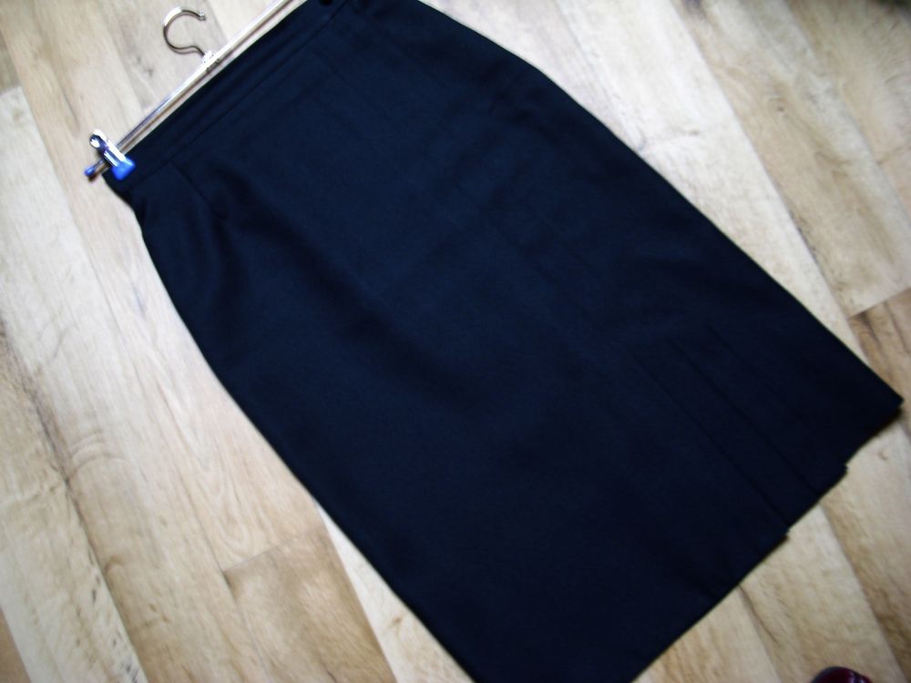 Jupe noire droite , 20 Lesp�ron (07)