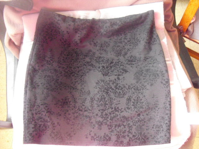 JUPE noire a motifs velours PIMKIE Taille S
taille �lastis�e 3 Lyon 5 (69)