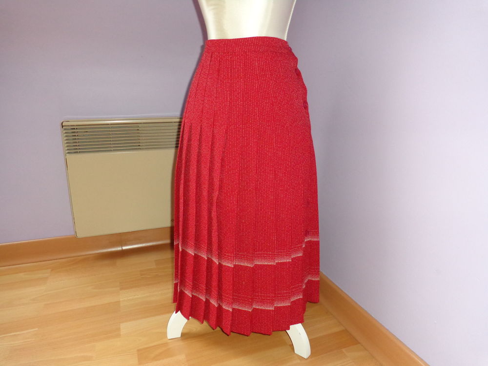 Jupe pliss� permanent avec boutons. 10 Theix (56)