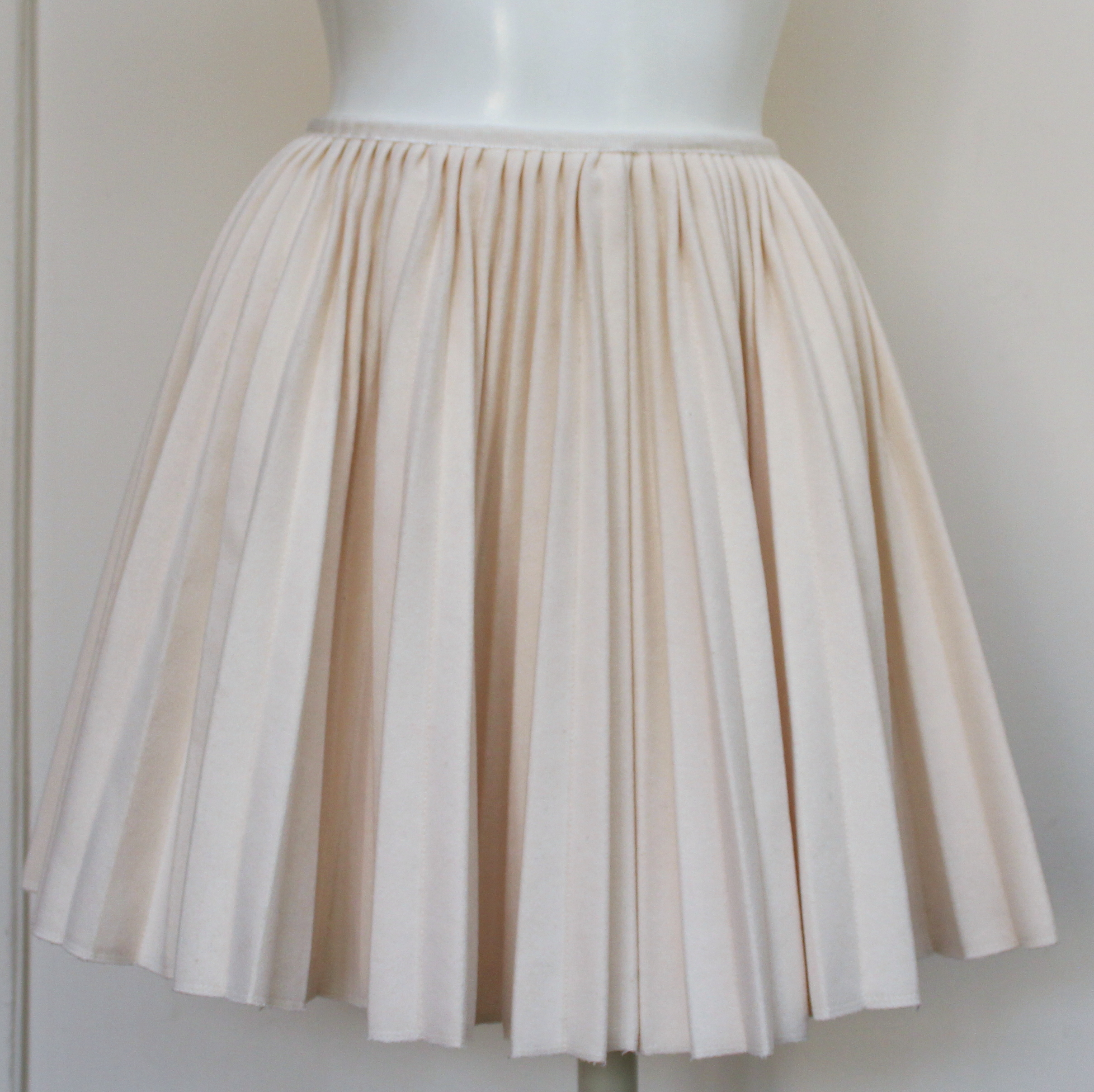 Jupe pliss�e ivoire MONCLER
mod�le Jupe Safran Gonna 250 Issy-les-Moulineaux (92)