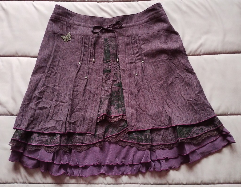 Jupe prune � dentelles et broderie avec d�coration papillon 10 Villejuif (94)
