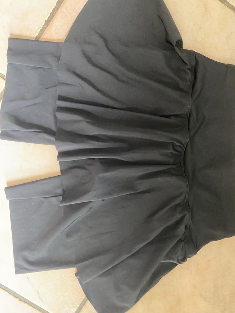 Jupe short noire   NEUVE
taille M/L  
10 La Mulati�re (69)