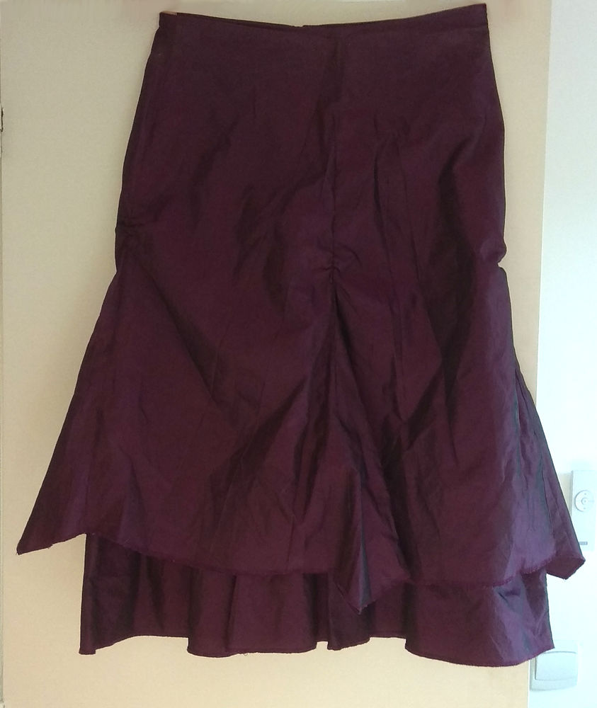Jupe de soir�e aubergine satin�e T.44
10 Saint-Mars-d'Outill� (72)