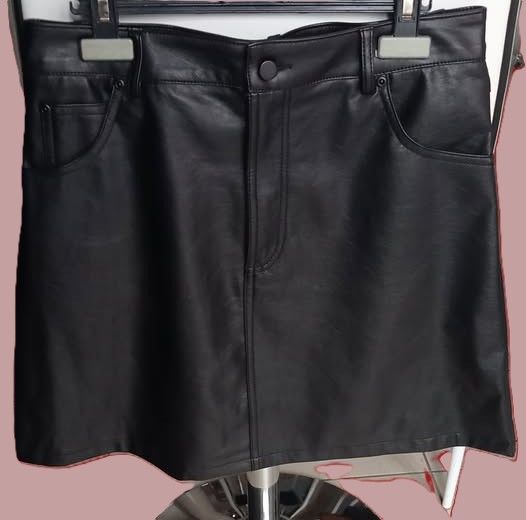 Jupe tr�s belle imitation cuir. 12 Violaines (62)