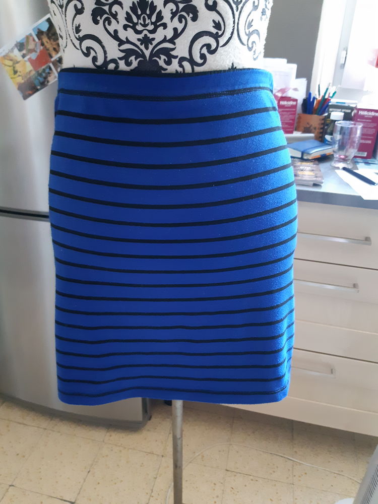  JUPE tuyau bleu roi, a rayure noire TAILLE S / M 
3 Lyon 5 (69)