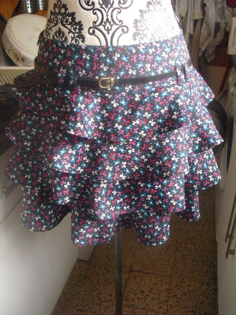 jupe 4 volants viscose fleurie avec ceinture NEUVE TAILLE 36 10 Lyon 5 (69)