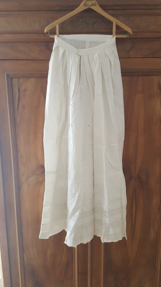 Jupon tr�s ancien (ann�es 20)
20 Saint-P�re-en-Retz (44)