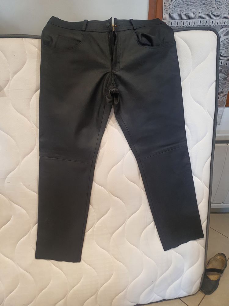 Kabardine cuire v�ritable neuf, Jamais mis pantalon en cuir 400 Bazoches-les-Gallerandes (45)