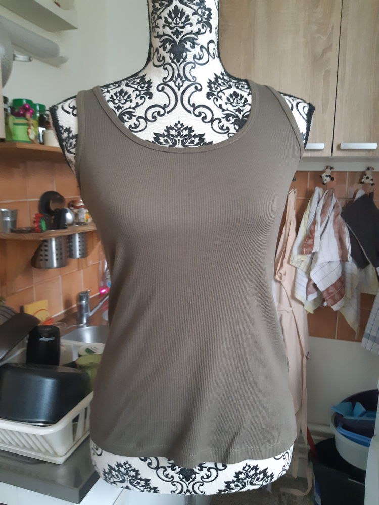  top kaki sans manches mailles cote NEUF taille 34/36
4 Lyon 5 (69)