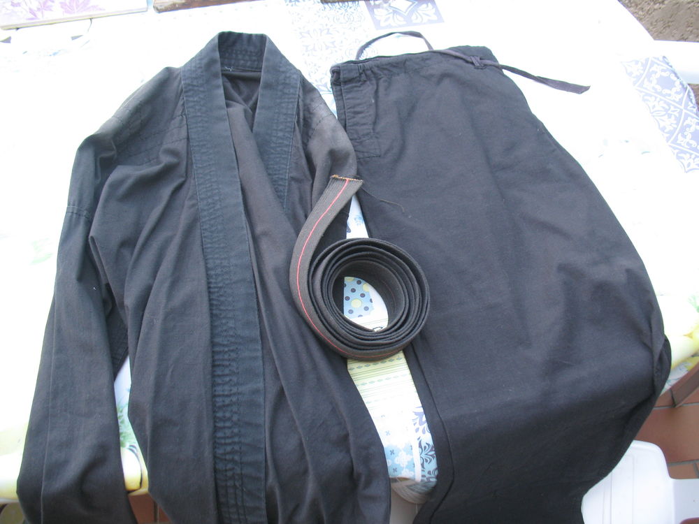 Kimono noir tissus l�ger(1,70-72/60-65 gk) T.3 14 La Valette-du-Var (83)