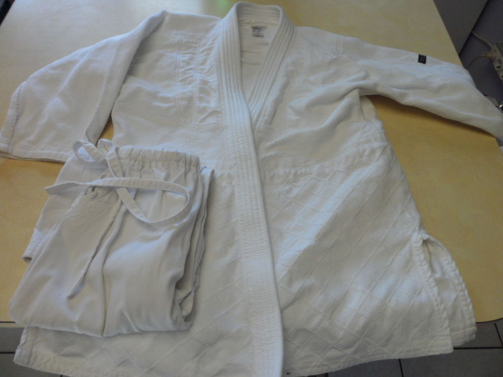 Kimono veste + pantalon Judo Taille 150 Superbe �tats 25 Haubourdin (59)