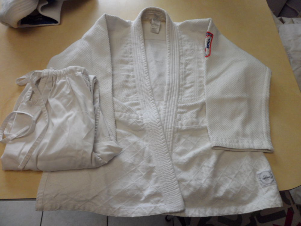 Kimono veste + pantalon + ceinture Judo en 140 25 Haubourdin (59)