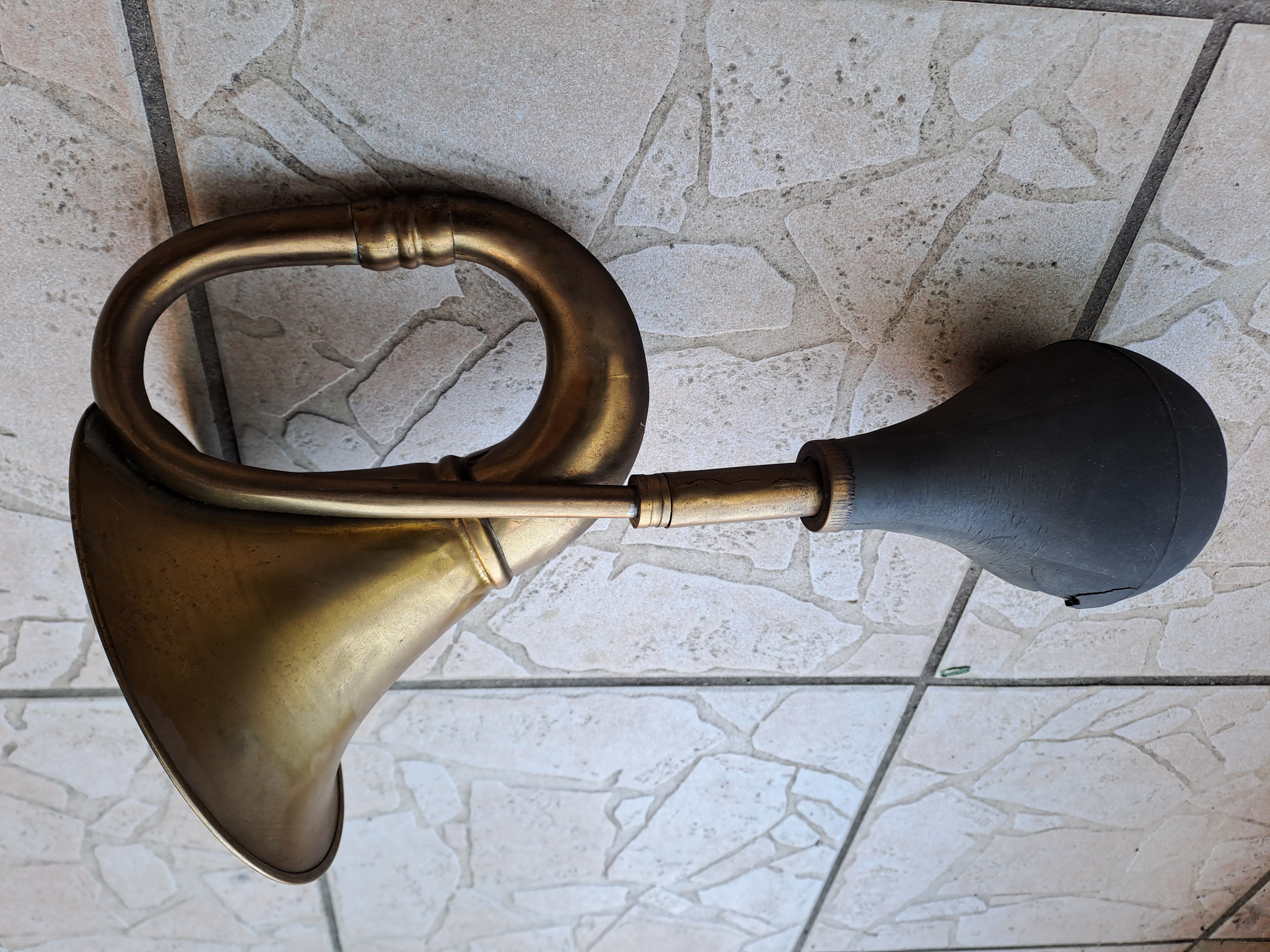 klaxon ancien 30 Montceaux-l�s-Provins (77)