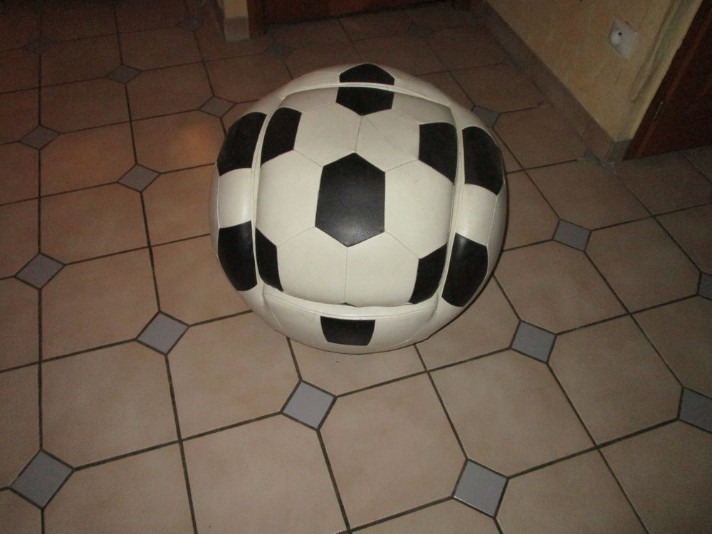 LOT KOOZZ
SIEGE ENFANT FOOTBALL+repose pieds
35 Villepinte (93)