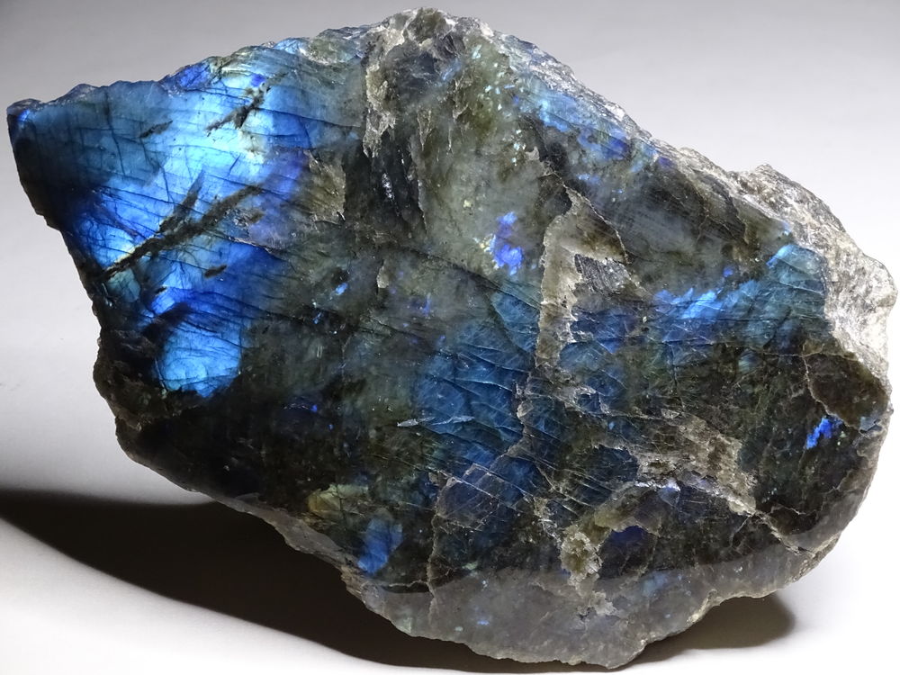 Labradorite polie d'un cot� Madagascar 1,998 kg 200 Moyenmoutier (88)