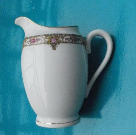Pot � lait ou � cr�me porcelaine L S Limoges 8 Montauban (82)