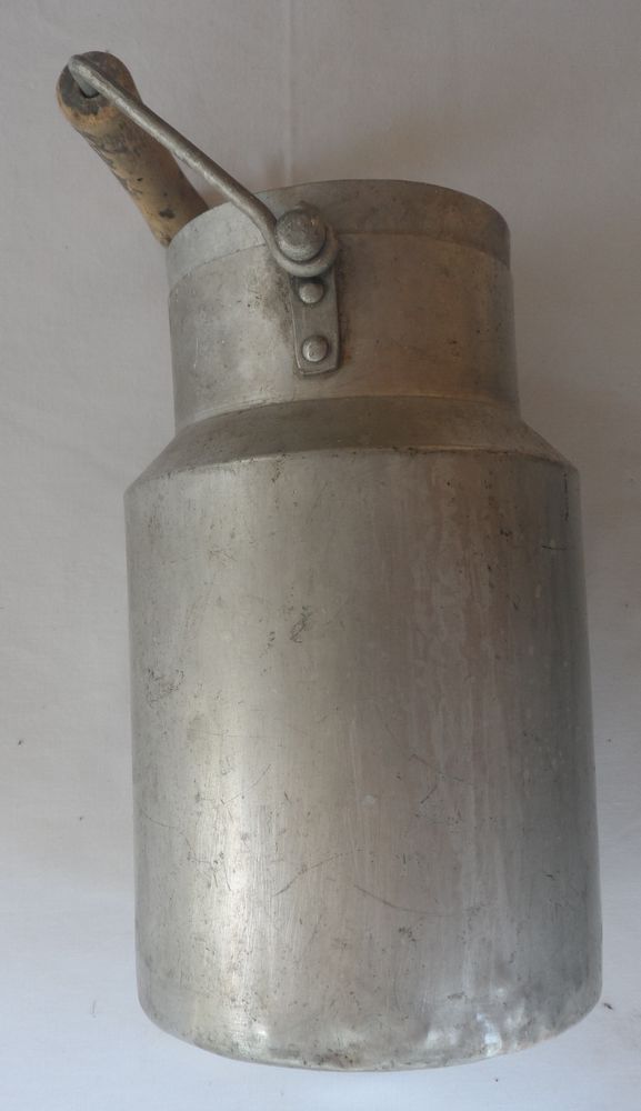 Pot a lait tout alu tr�s ancien et �tanche pas de fuite 
2 L 25 Castries (34)