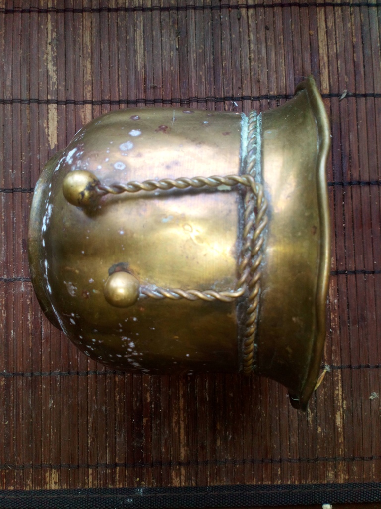 Pot en laiton d�coratif avec d�tails en relief 0 Battrans (70)