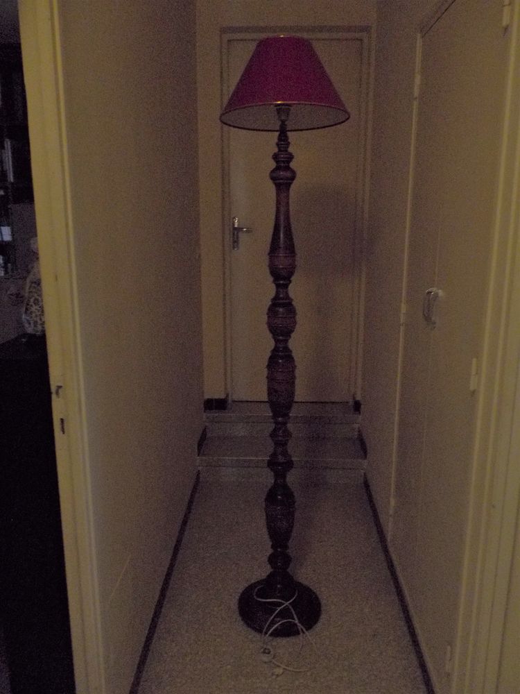 Lampadaire en bois rustique. 30 Ch�teau-Arnoux-Saint-Auban (04)