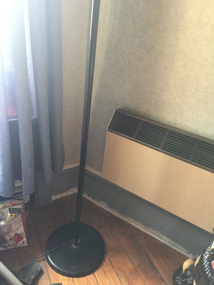 Lampadaire de couleur or et noir 22 Oullins (69)