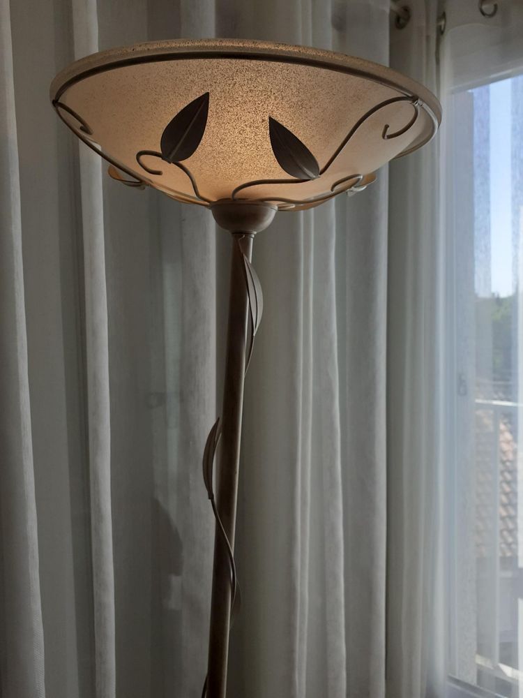 Lampadaire en fer forg� de couleur cr�me en tr�s bon �tat. 20 Arles (13)