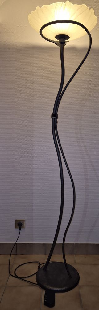 Lampadaire en fer forg�. 50 Villefargeau (89)