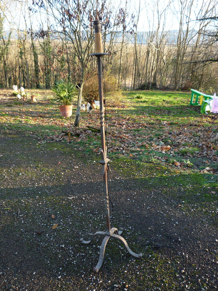 Lampadaire/lampe pieds fer forg� belle �paisseur
h 163cm
65 Castres (81)