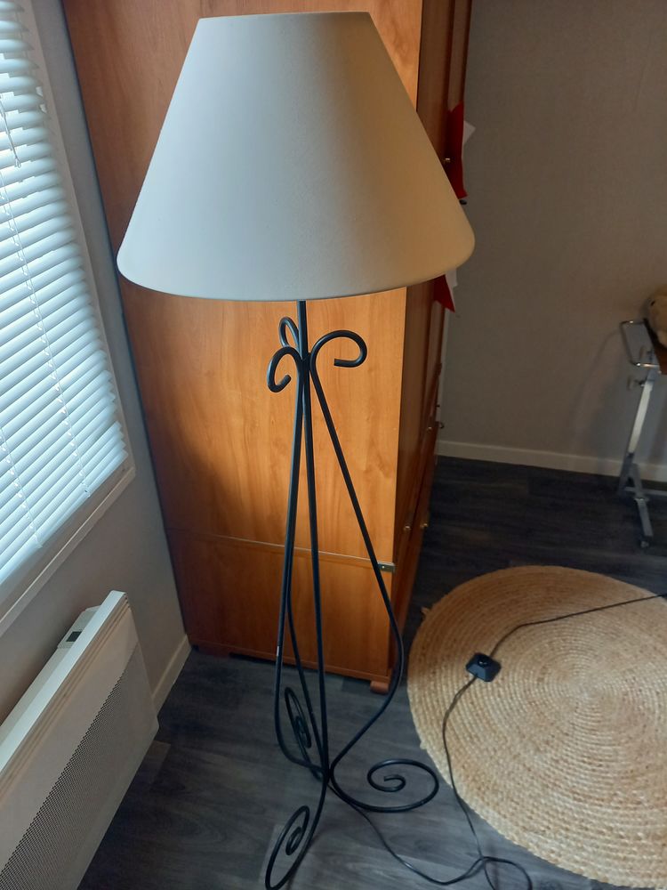  Lampadaire sur pied en fer forg� � volutes 80 Miribel (01)