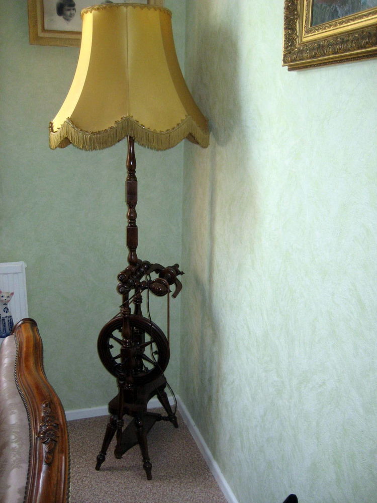 Lampadaire rouet en bois. Haut.: 154 cm Avec son abat-jour 10 Saint-Fons (69)