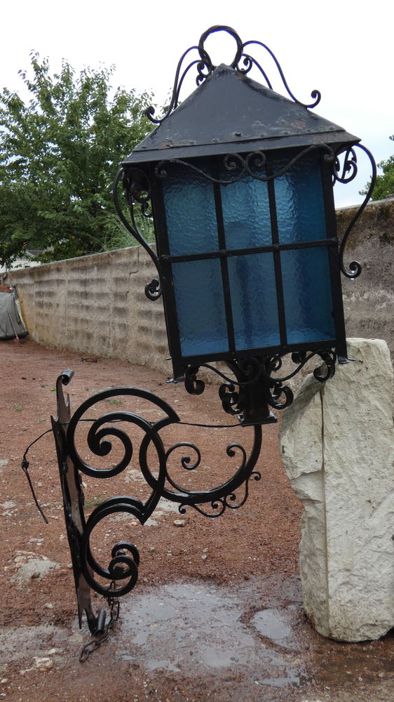 Lampadaires mureaux  ext�rieurs en fer forg�. 0 V�retz (37)