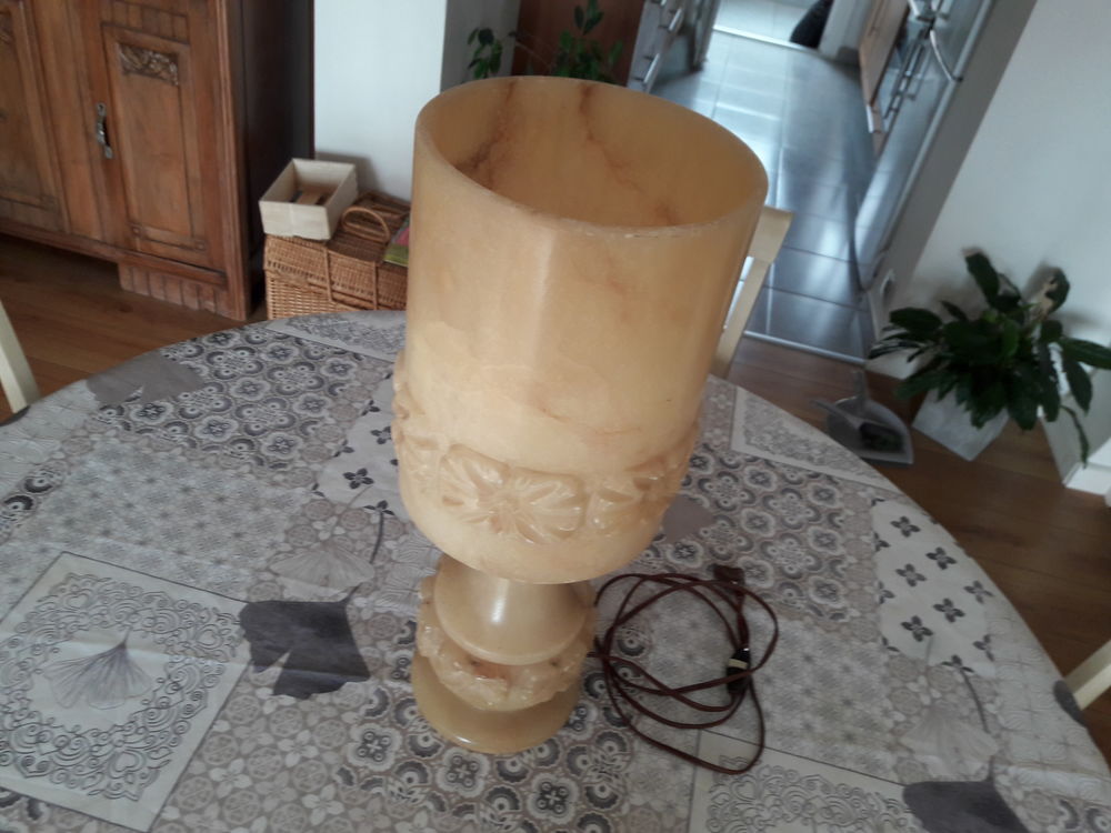 Lampe en alb�tre.
30 Toulon (83)