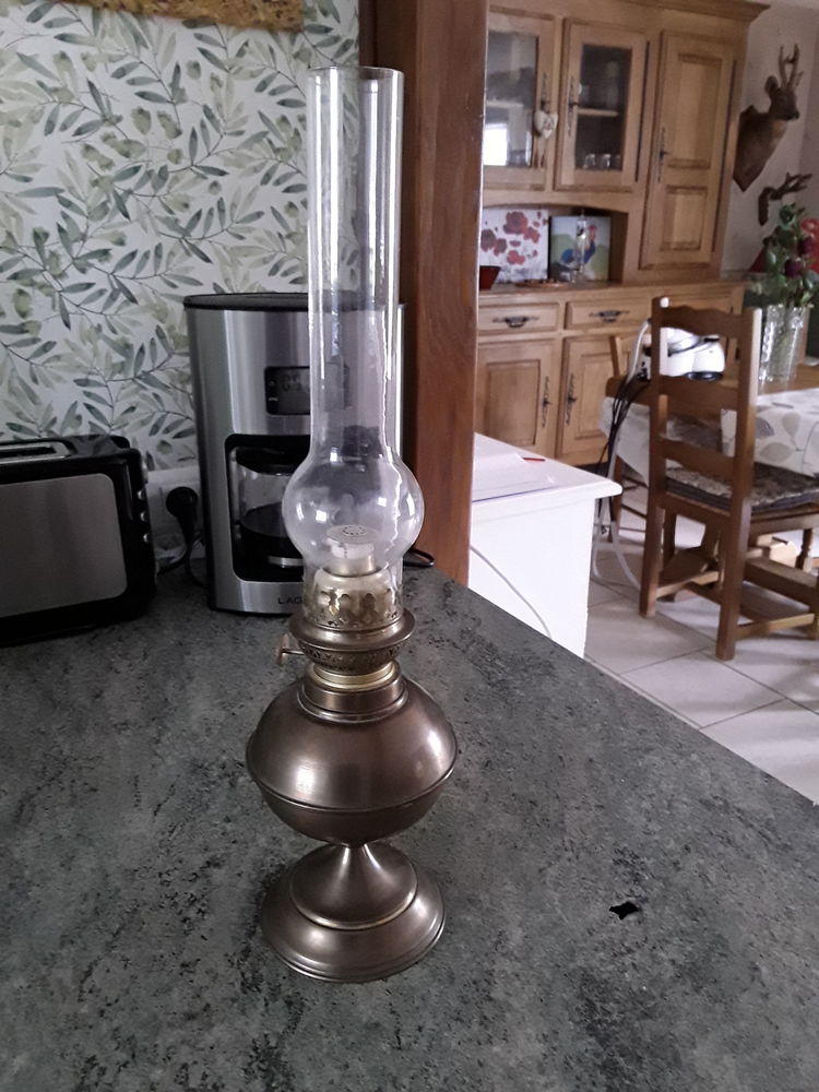 Lampe ancienne a petrole , 50 La Bussi�re (45)