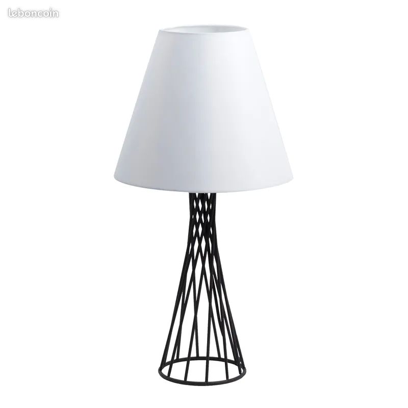 Lampe avec pied m�tal noir et abat jour blanc 59 Contes (06)