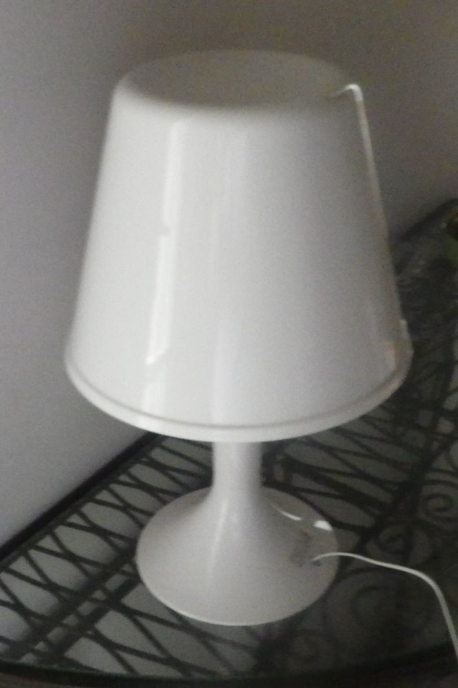 LAMPE BLANCHE A COULEURS CHANGEANTES (2 ex dispo) 18 Bubry (56)