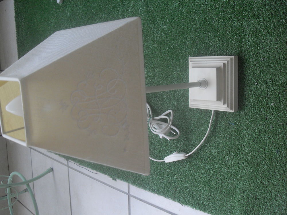 Lampe en bois blanc 15 Saint-Germain-au-Mont-d'Or (69)