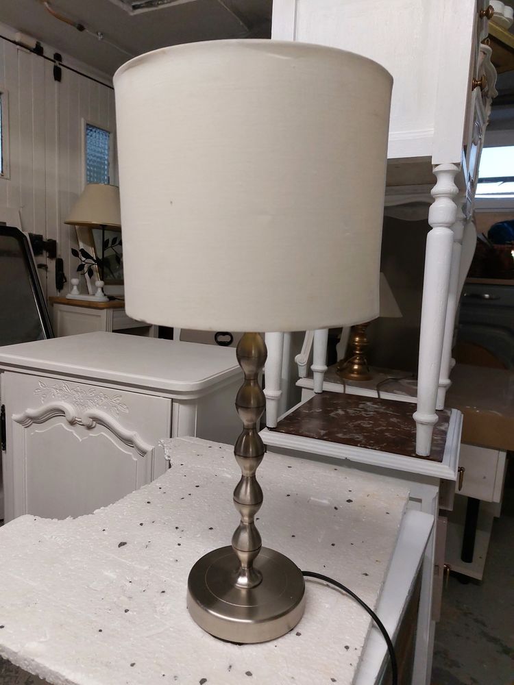 LAMPE DE CHEVET BLANCHE AVEC PIED METAL 20 Verri�res (10)