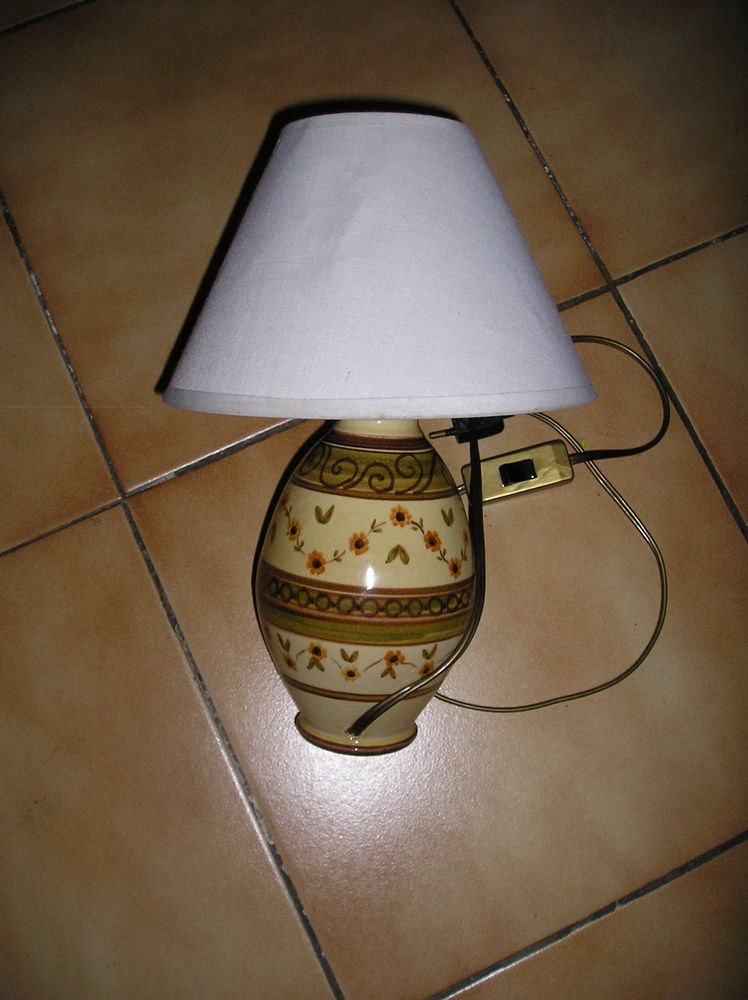 Lampe de chevet ? corps en porcelaine d�cor�
20 Sept�mes-les-Vallons (13)