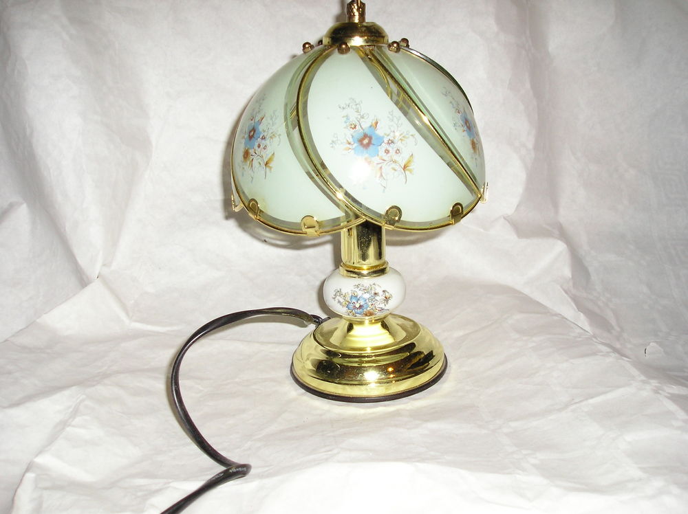 Lampe de chevet vintage en verre, métal et porcelaine
10 Septèmes-les-Vallons (13)