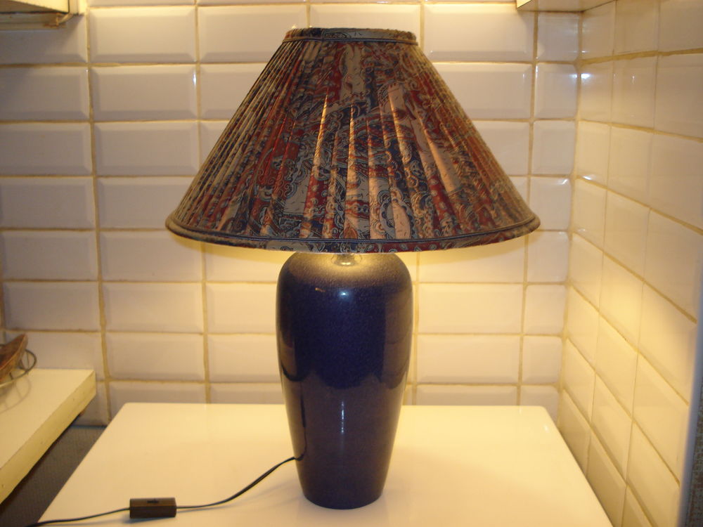Lampe constitu�e d'un vase d�cor bleu en fa�ence 50 Fontenay-le-Fleury (78)