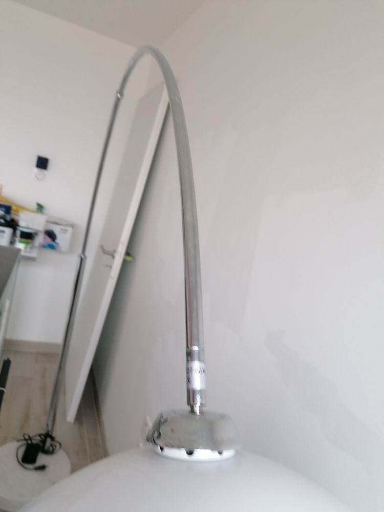 Lampe d�port�e blanche sur socle 85 Cruas (07)