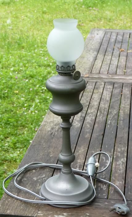 Lampe en �tain avec verre boule qui prot�ge l'ampoule 15 Saint-Philippe-du-Seignal (33)