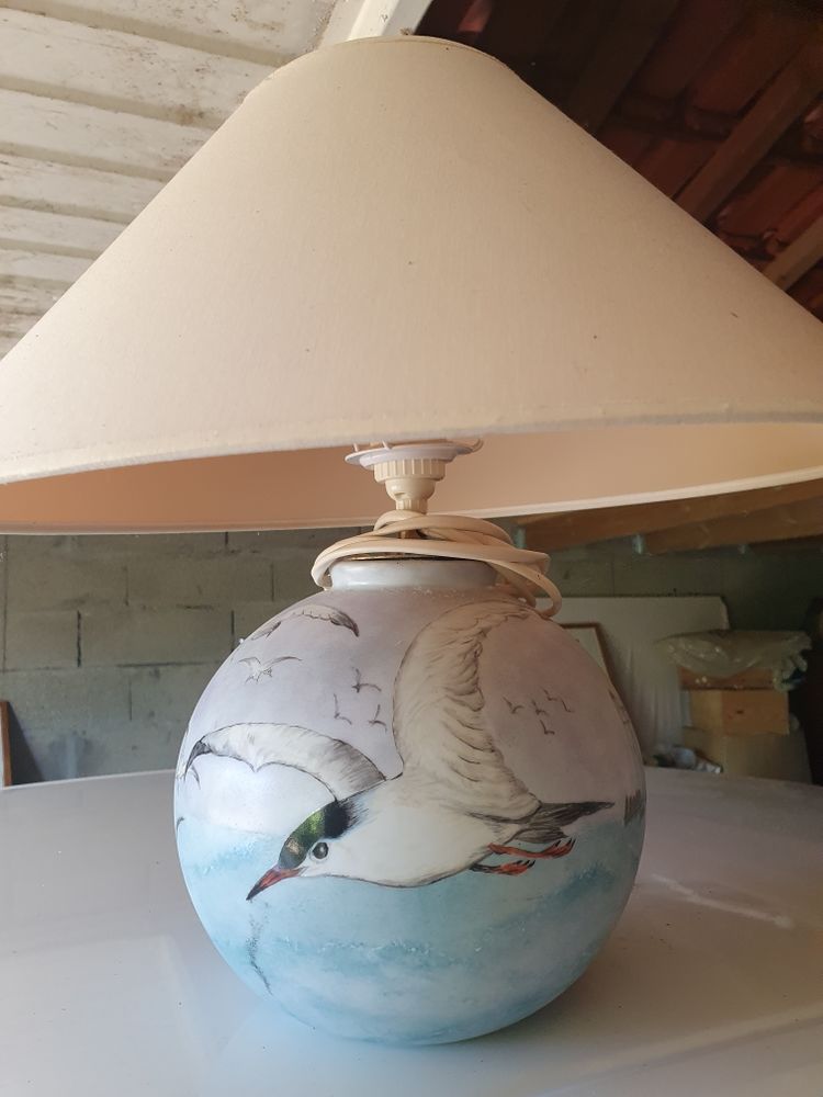 Lampe de d'Eco , fond bleu avec mouettes. 
A voir sur place. 10 Lamarque (33)