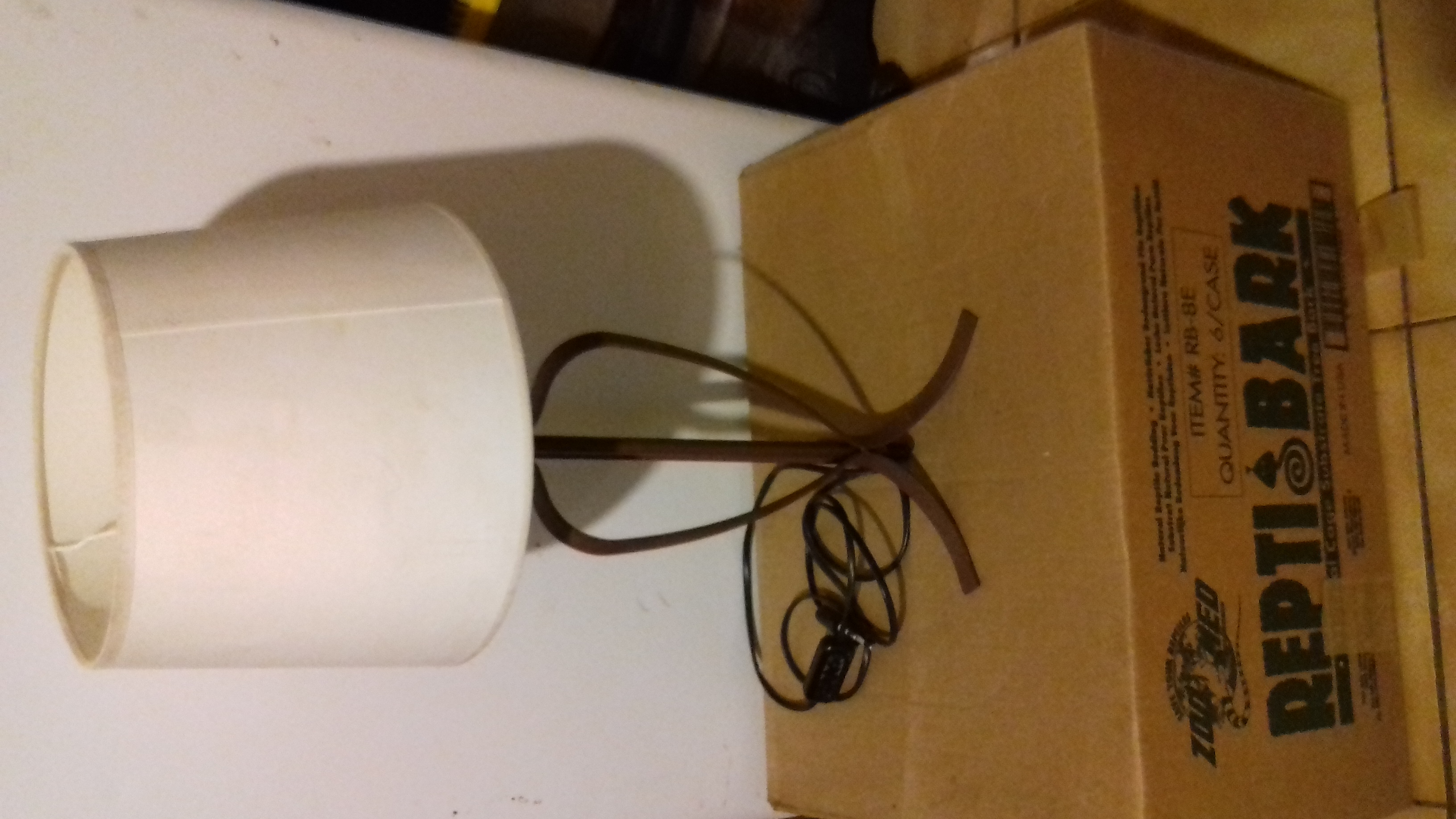 Lampe en fer forg� avec abat jour blanc
Avec douille, cordon 50 Sept�mes-les-Vallons (13)