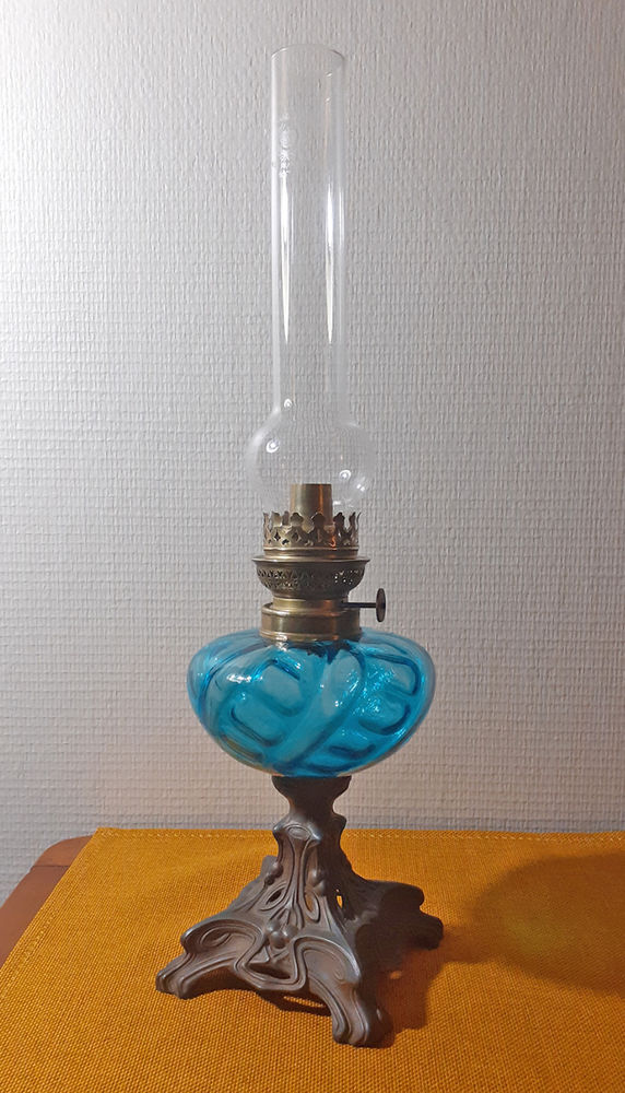 Lampe � huile en m�tal et verre bleu 40 Meudon (92)